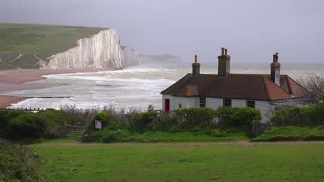 Aufnahme-Der-Schönen-Häuser-Entlang-Der-Küste-Der-Weißen-Klippen-Von-Dover-Bei-Beachy-Head-England