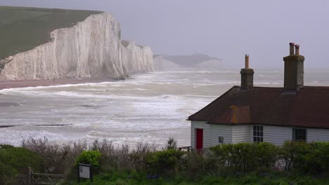Aufnahme-Der-Schönen-Häuser-Entlang-Der-Küste-Der-Weißen-Klippen-Von-Dover-Bei-Beachy-Head-England-1