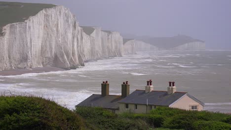 Hermosas-Casas-A-Lo-Largo-De-La-Orilla-De-Los-Acantilados-Blancos-De-Dover-En-Beachy-Head-England-2