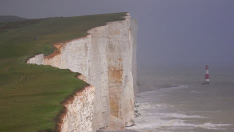 Ein-Wunderschönes-Aufnahmebild-Der-Weißen-Klippen-Von-Dover-Bei-Beachy-Head-England-Mit-Leuchtturm-1