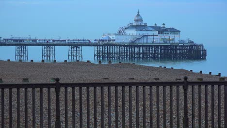 El-Muelle-De-Eastbourne-Inglaterra-Recuerda-Una-época-Anterior.