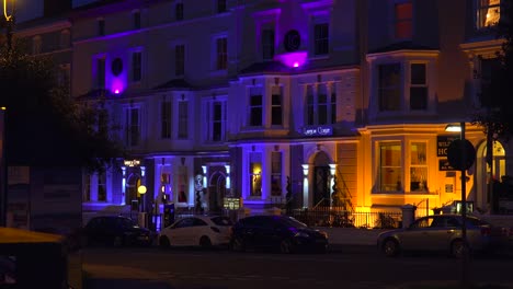 Viktorianische-Häuser,-Kneipen-Und-Hotels-Werden-Nachts-In-Einer-Englischen-Stadt-Beleuchtet