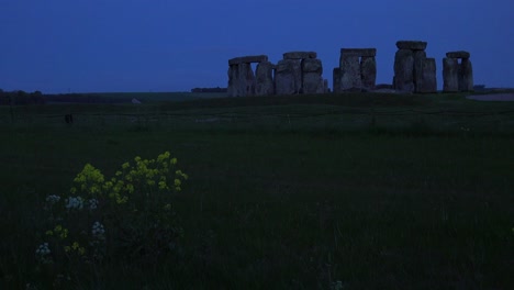 Stonehenge-En-La-Distancia-En-Las-Llanuras-De-Inglaterra-Por-La-Noche