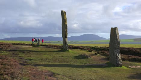 La-Gente-Camina-Cerca-De-Las-Piedras-Celtas-Sagradas-En-Las-Islas-De-Las-Orcadas-En-El-Norte-De-Escocia.