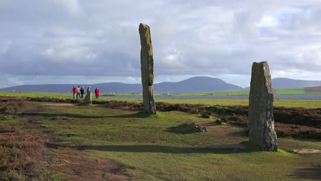 Menschen-Gehen-In-Der-Nähe-Der-Heiligen-Keltischen-Steine-Auf-Den-Orkney-Inseln-In-Nordschottland