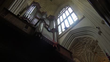 Innenraum-Einer-Alten-Englischen-Kirche-Mit-Einer-Großen-Orgel
