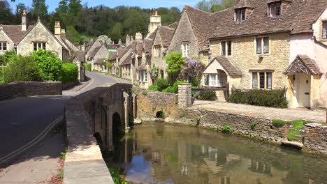 The-idyllic-town-of-Castle-Combe-in-the-English-countryside
