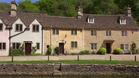 Die-Idyllischen-Cottages-Am-Fluss-In-Der-Stadt-Castle-Combe-In-Der-Englischen-Landschaft