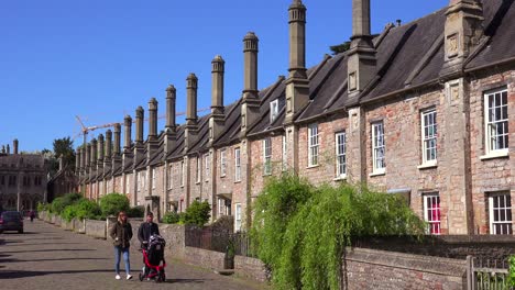 Beautiful-old-English-row-houses-line-the-streets-of-Wells-England
