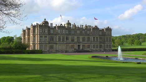 The-Longleat-mansion-in-England-amidst-green-lawns-and-fountains