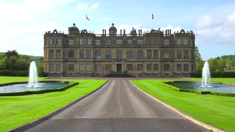 Eröffnungsaufnahme-Der-Longleat-Mansion-In-England-Inmitten-Grüner-Rasenflächen-Und-Springbrunnen-1