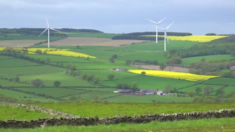 Un-Parque-Eólico-En-Inglaterra-Genera-Energía-Entre-Campos-Agrícolas-1