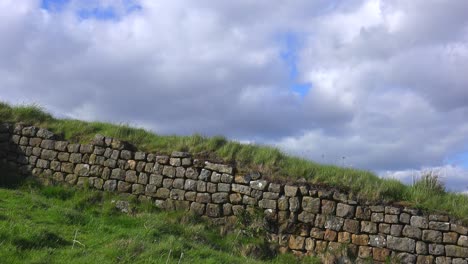 Un-Lapso-De-Tiempo-De-Nubes-Moviéndose-Detrás-Del-Muro-De-Hadrians-En-Inglaterra