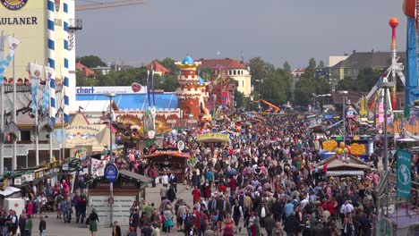 Riesige-Menschenmengen-Besuchen-Das-Oktoberfest-In-München-Deutschland