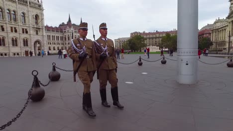 Ungarische-Palastwachen-Marschieren-Zusammen-In-Formation-In-Budapest-Ungarn-1