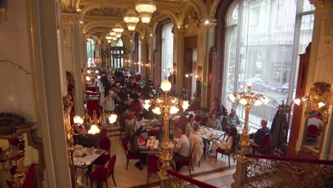 Toma-Interior-De-La-Elegante-Y-Lujosa-Nueva-York-K___-V___-H___-Z-En-Budapest-Hungría