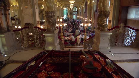 Establecimiento-De-Tiro-Interior-De-Un-Elegante-Hotel-En-Budapest,-Hungría-1