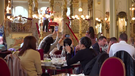 Gypsy-musicians-play-in-the-elegant-and-ritzy-New-York-K___ïv___ï©h___ïz-in-Budapest-Hungary