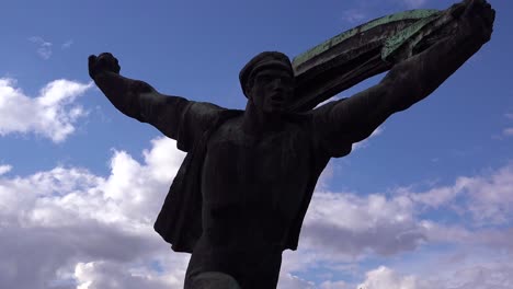 Zeitraffer-Alter-Statuen-Aus-Der-Sowjetzeit-Rosten-Im-Memento-Park-Außerhalb-Von-Budapest-Ungarn