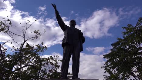 Alte-Statuen-Aus-Der-Sowjetzeit-Rosten-Im-Memento-Park-Außerhalb-Von-Budapest-Ungarn-1