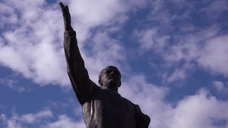 Zeitraffer-Hinter-Der-Alten-Lenin-Statue,-Die-Im-Memento-Park-Außerhalb-Von-Budapest-Rostet?