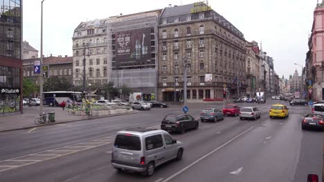 Eine-Belebte-Stadtstraße-Mit-Verkehr-In-Der-Innenstadt-Von-Budapest-Ungarn