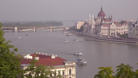 Budapest-Hungría-Y-El-Parlamento-A-Lo-Largo-Del-Río-Danubio-2