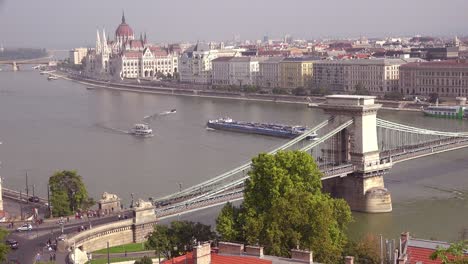 Budapest-Ungarn-Und-Parlament-Entlang-Der-Donau-4