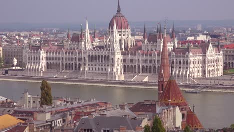 Toma-De-Establecimiento-De-Budapest-Hungría-Y-El-Parlamento-Se-Mueven-A-Lo-Largo-Del-Río-Danubio