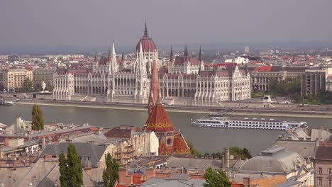 Toma-De-Establecimiento-De-Budapest-Hungría-Y-El-Parlamento-Se-Mueven-A-Lo-Largo-Del-Río-Danubio-2