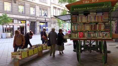 Eine-Belebte-Stadtstraße-Mit-Einem-Buchhändlerkiosk-In-Der-Innenstadt-Von-Budapest-Ungarn