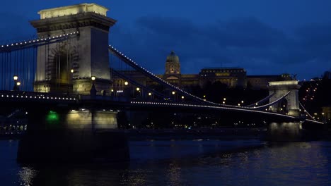 Vista-Nocturna-Junto-A-Un-Puente-Iluminado-Sobre-El-Río-Danubio-En-Budapest-Hungría-1