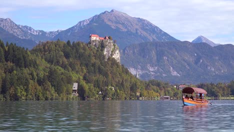 Un-Bote-De-Remos-Pasa-Por-El-Fuerte-En-El-Lago-Bled-Eslovenia