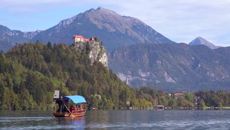Un-Bote-De-Remos-Pasa-Por-El-Fuerte-En-El-Lago-Bled-Eslovenia-2
