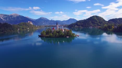 Magnífica-Toma-Aérea-Volando-Sobre-El-Lago-Bled-Y-El-Castillo-De-Eslovenia