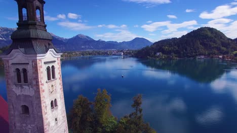 Wunderschöne-Luftaufnahme,-Die-über-Den-Bleder-See-Und-Die-Inselburg-Slowenien-Fliegt