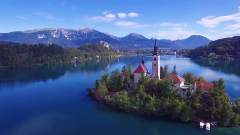 Magnífica-Toma-Aérea-Sobrevolando-El-Lago-Bled-Y-El-Castillo-De-La-Isla-De-Eslovenia-1