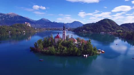 Hermosa-Toma-Aérea-Volando-Sobre-El-Lago-Bled-Y-El-Castillo-De-La-Isla-De-Eslovenia-2