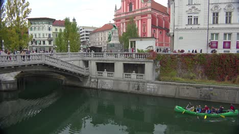 Los-Niños-Remar-En-Kayak-Por-Liubliana,-La-Capital-De-Eslovenia