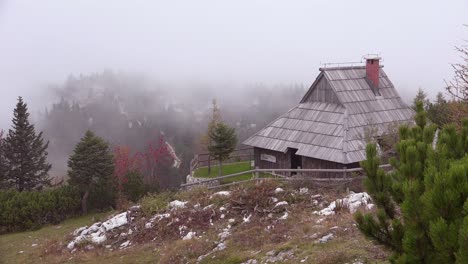 Native-cabins-in-the-high-montaña-of-Velika-Planina-in-Slovenia-in-fog