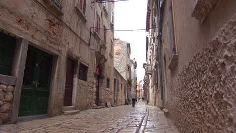 The-narrow-alleys-of-Rovinj-in-Croatia-create-a-sense-of-mystery