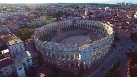 Atemberaubende-Luftaufnahme-Des-Bemerkenswerten-Römischen-Amphitheaters-In-Pula-Kroatien-2