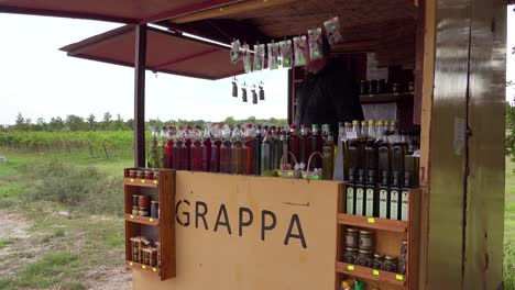 Ein-Außenstand-Verkauft-Grappa-Ein-Alkoholisches-Getränk-Am-Straßenrand-In-Kroatien-1