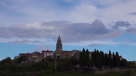 Hübsche-Zeitrafferaufnahme-Von-Wolken,-Die-Sich-über-Ein-Kleines-Dorf-In-Istrien,-Kroatien-Bewegen?