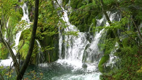 Wunderschöne-Wasserfälle-Sind-überall-Im-Nationalpark-Plitvice-In-Kroatien-Zu-Finden