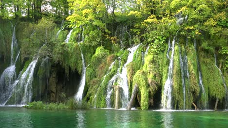 Beautiful-waterfalls-flow-through-lush-green-jungle-at-Plitvice-National-Park-in-Croatia-1