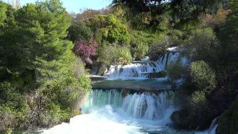 Wunderschöne-Wasserfälle-Fließen-Durch-Die-Berge-Kroatiens