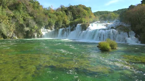 Wunderschöne-Tosende-Wasserfälle-Fließen-Durch-Die-Berge-Kroatiens-4