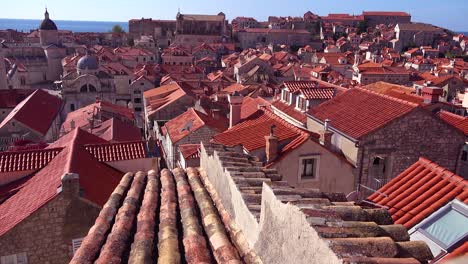 Hermosa-Vista-Sobre-Los-Tejados-Rojos-De-La-Ciudad-Vieja-De-Dubrovnik,-Croacia