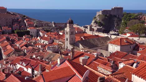 Hermosa-Vista-Sobre-Los-Tejados-Rojos-De-La-Ciudad-Vieja-De-Dubrovnik,-Croacia-1